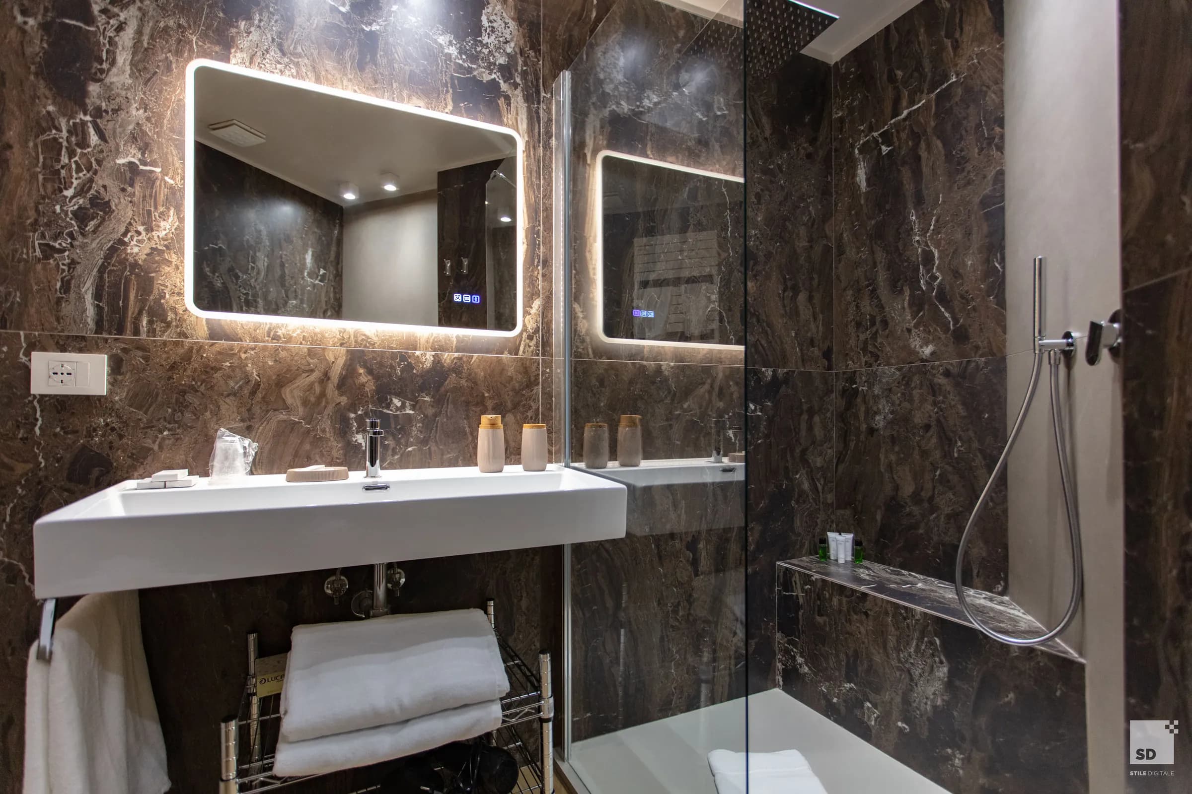 Bagno in marmo — Cozy Suite