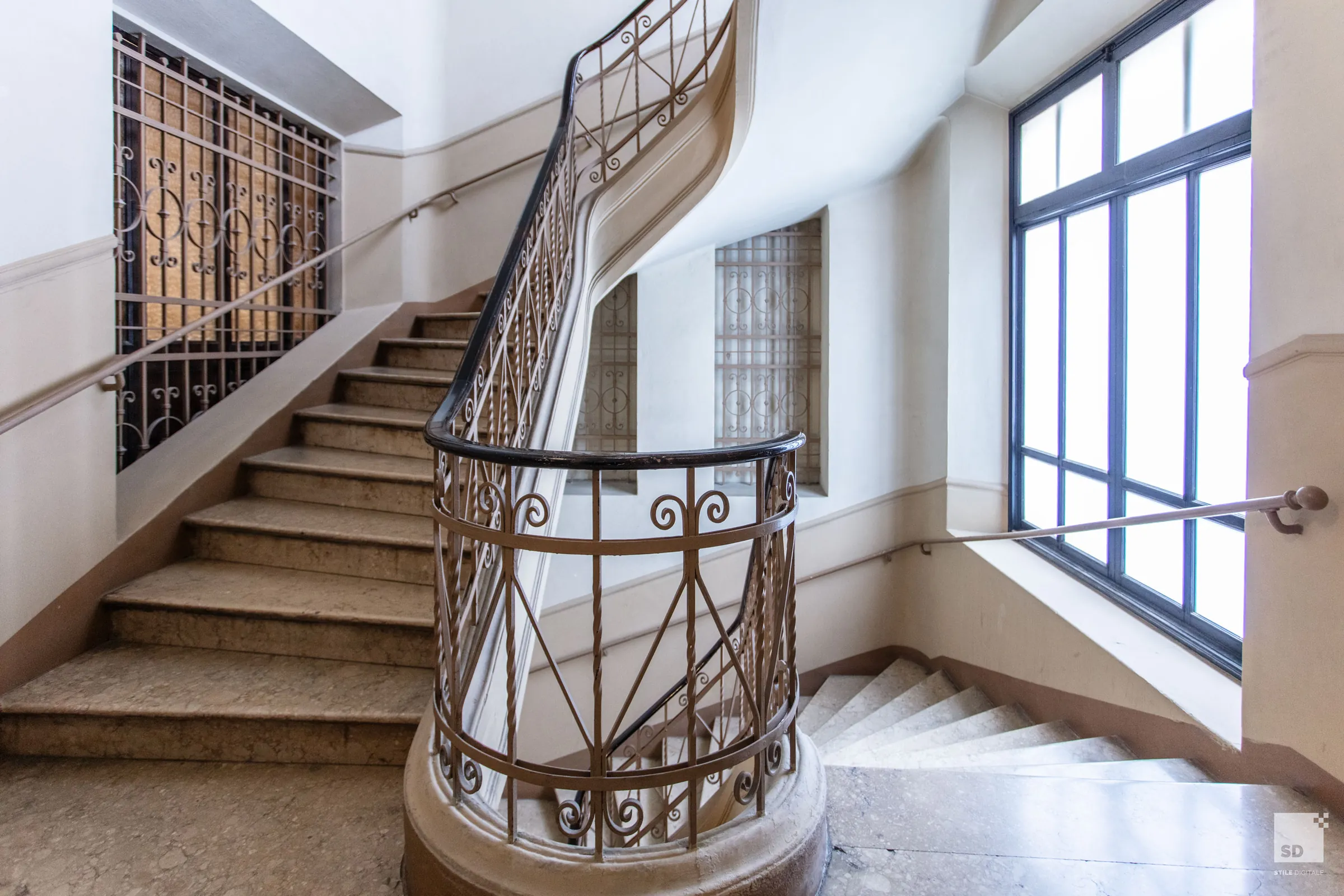 La scala in ferro battuto del palazzo, verso gli appartamenti.
