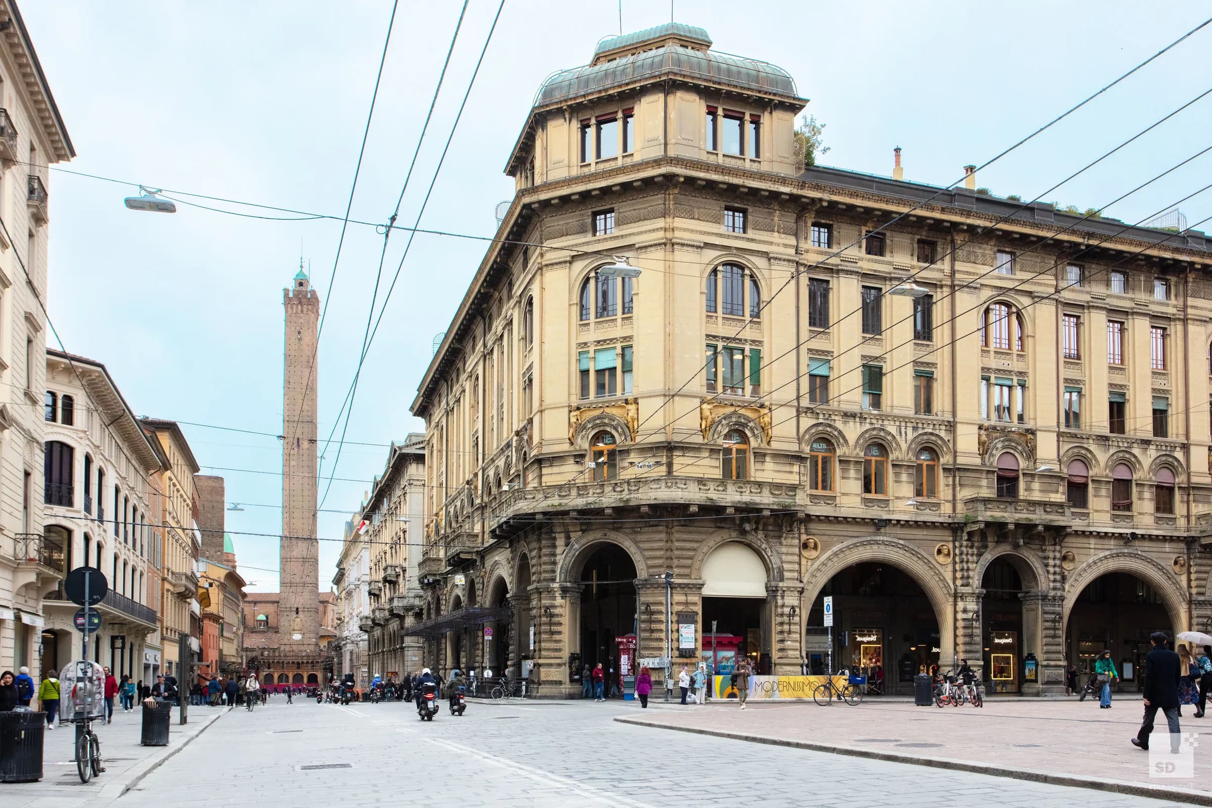 Palazzo Ronzani in Via Rizzoli, con le Due Torri in fondo alla strada.